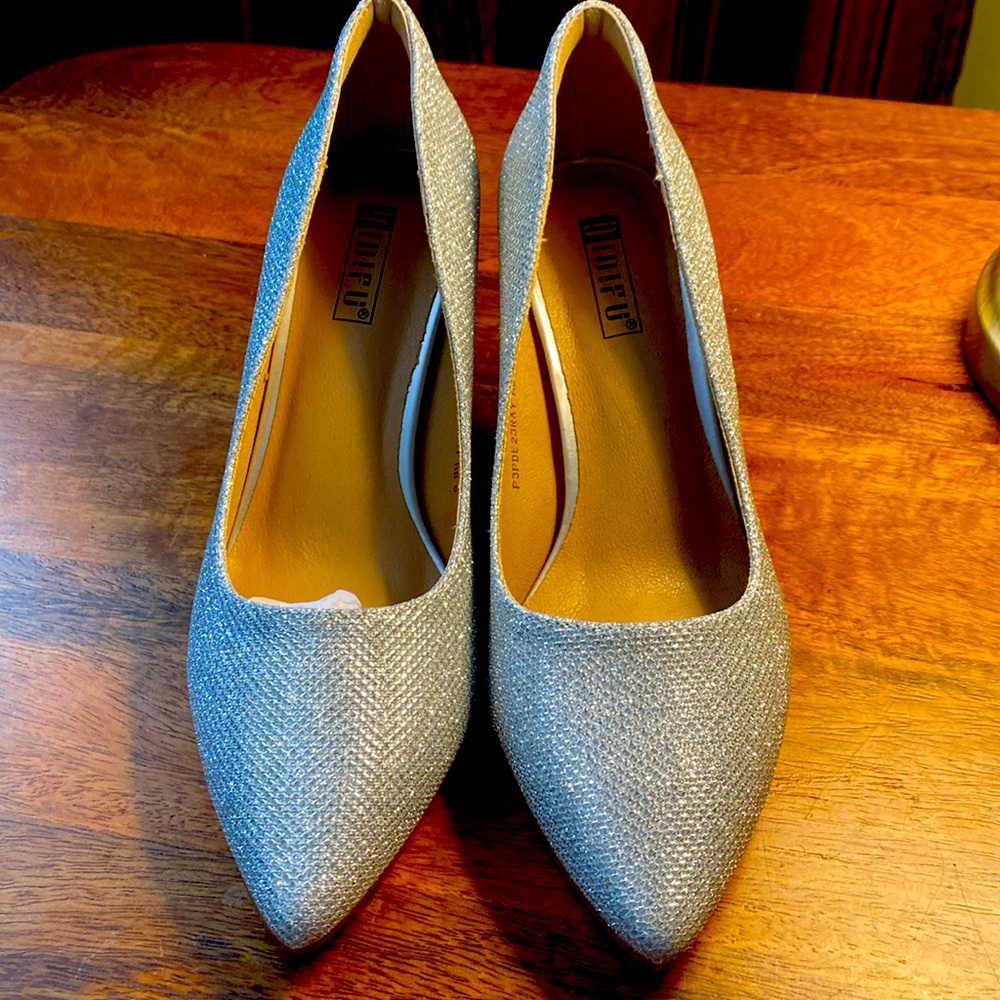 !D!fU Brand Silver Pump Shoes Size 6